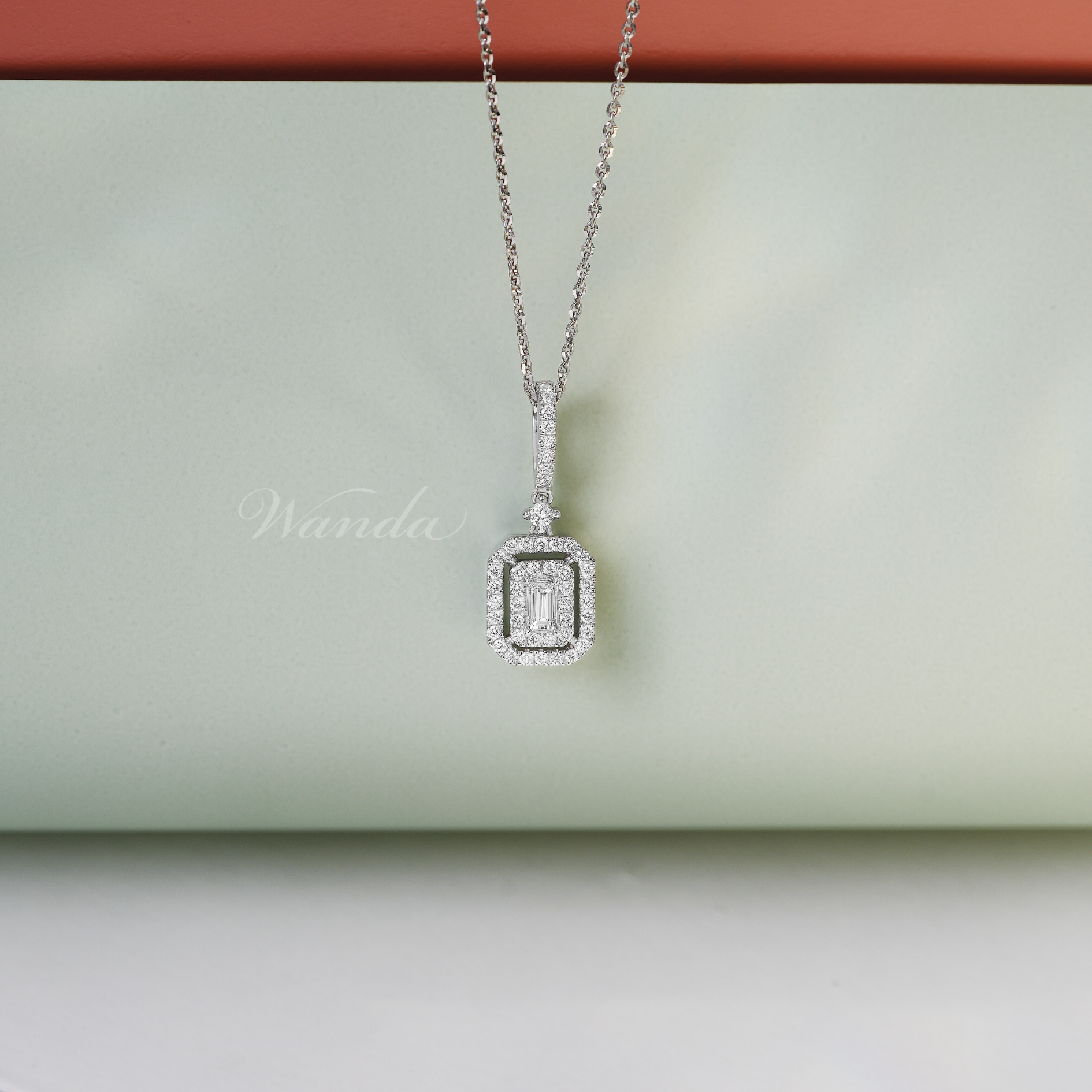 Kilau yang Tak Pernah Padam: Daya Tarik Abadi Kalung Emas di Setiap Era Mode