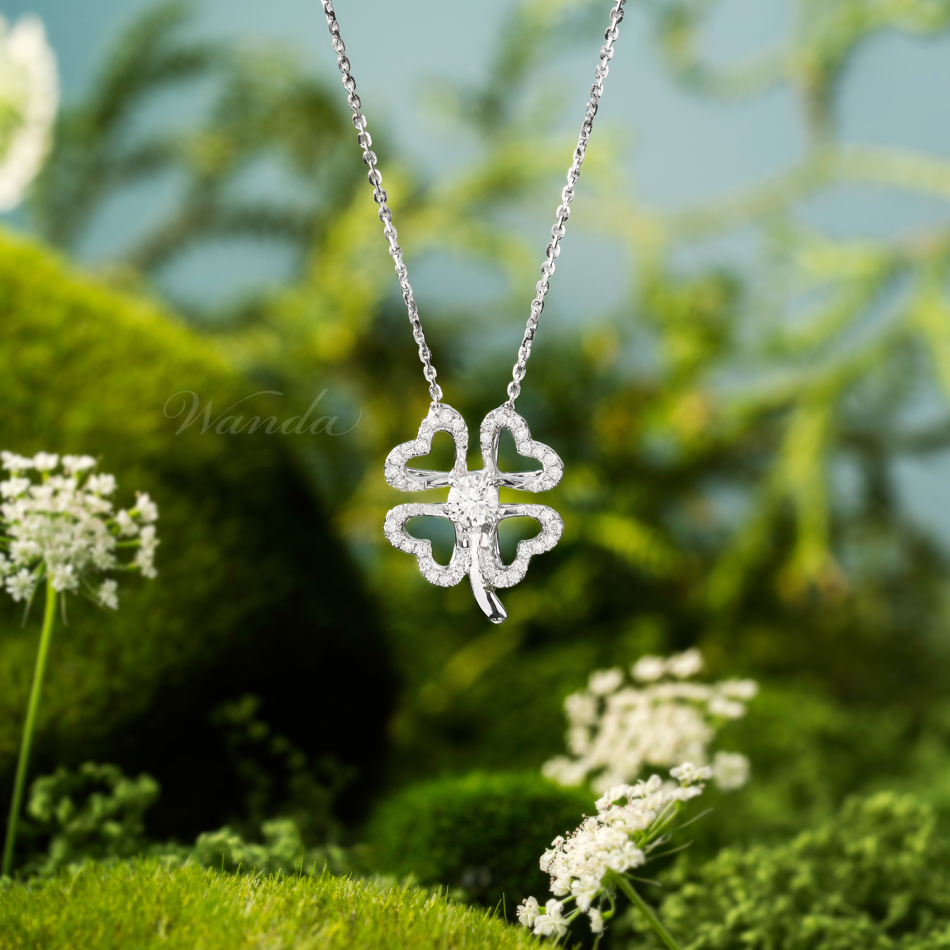 Pesona Liontin Emas Putih Bertabur Berlian untuk Gaya Elegan