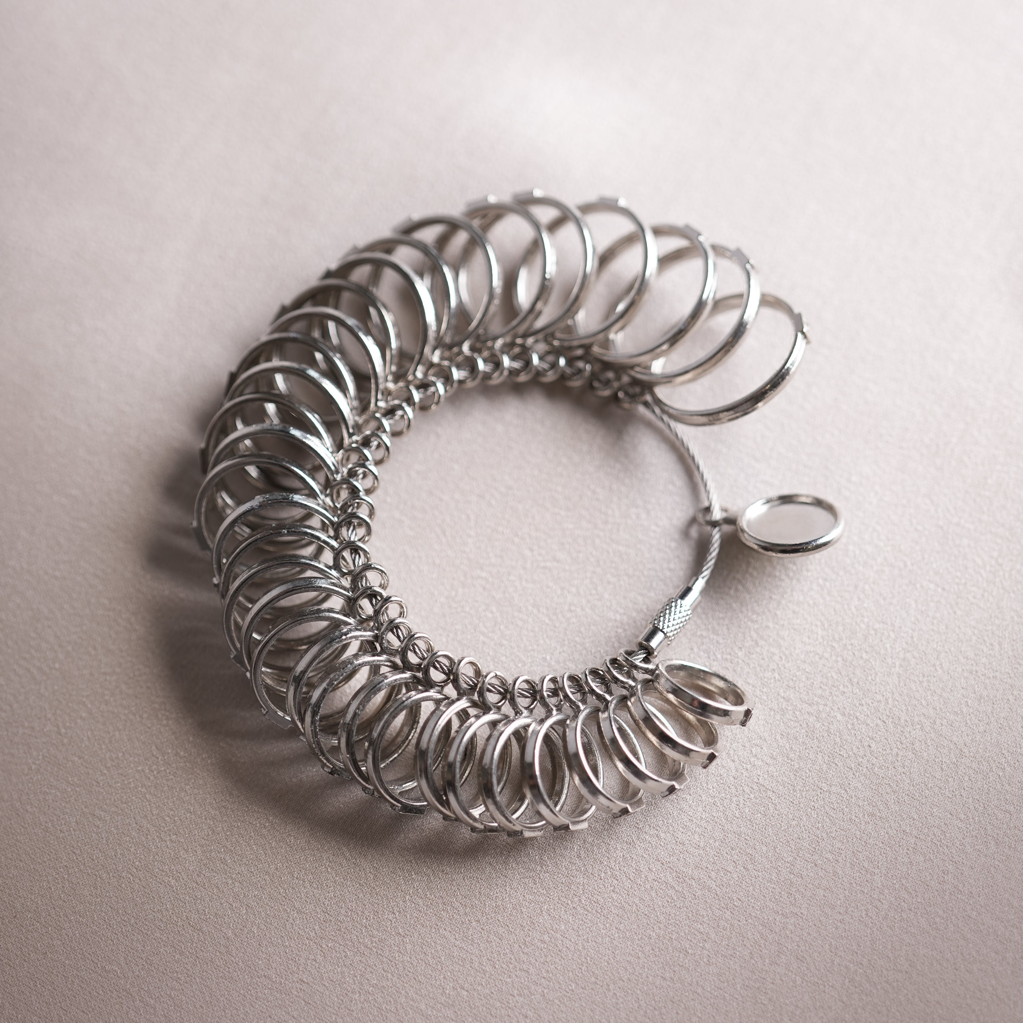 Tak Perlu Bingung Lagi! Begini Cara Mengukur Cincin agar Pas di Jarimu