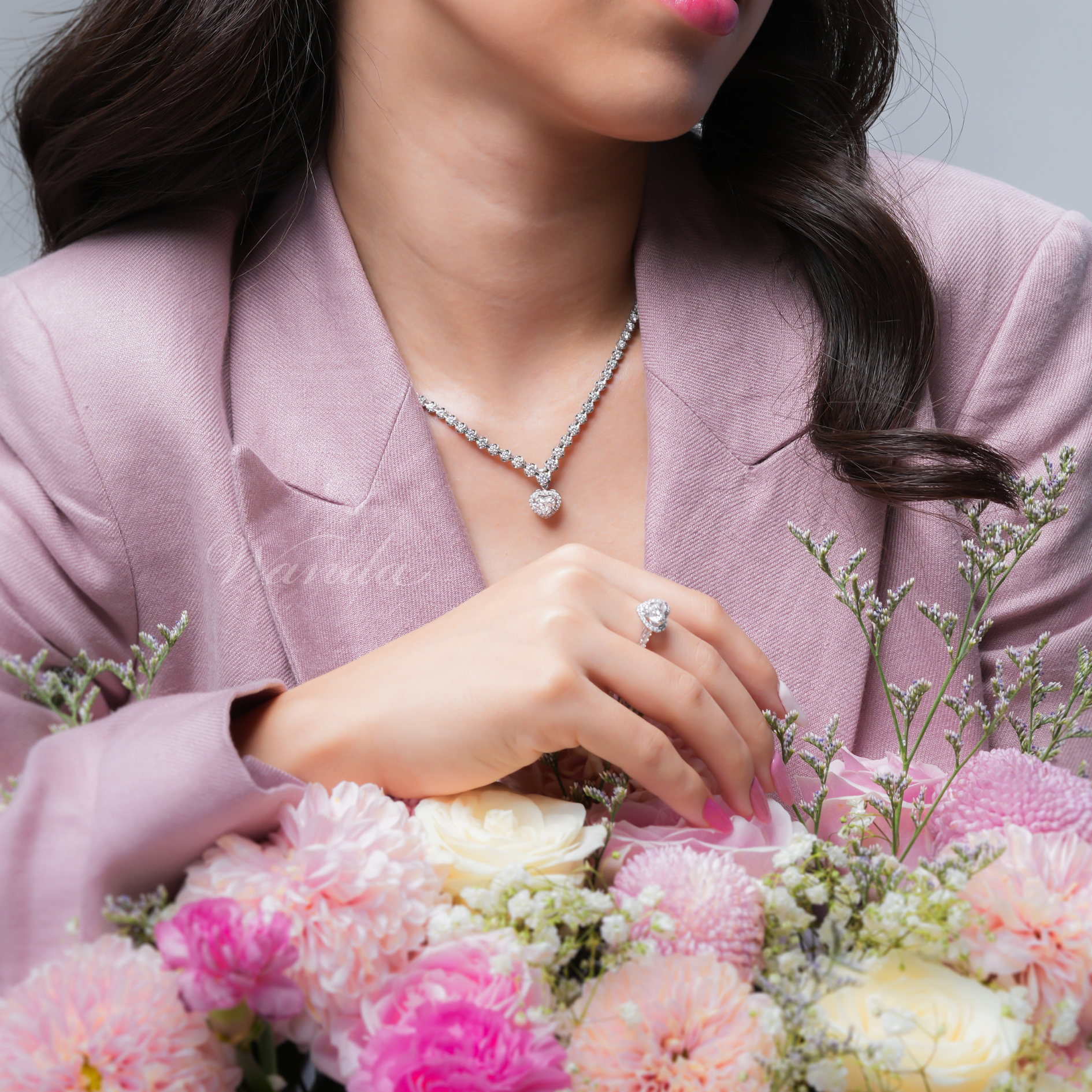 Membuat Momen Istimewa dengan Paduan Cincin Berlian dan Buket Bunga