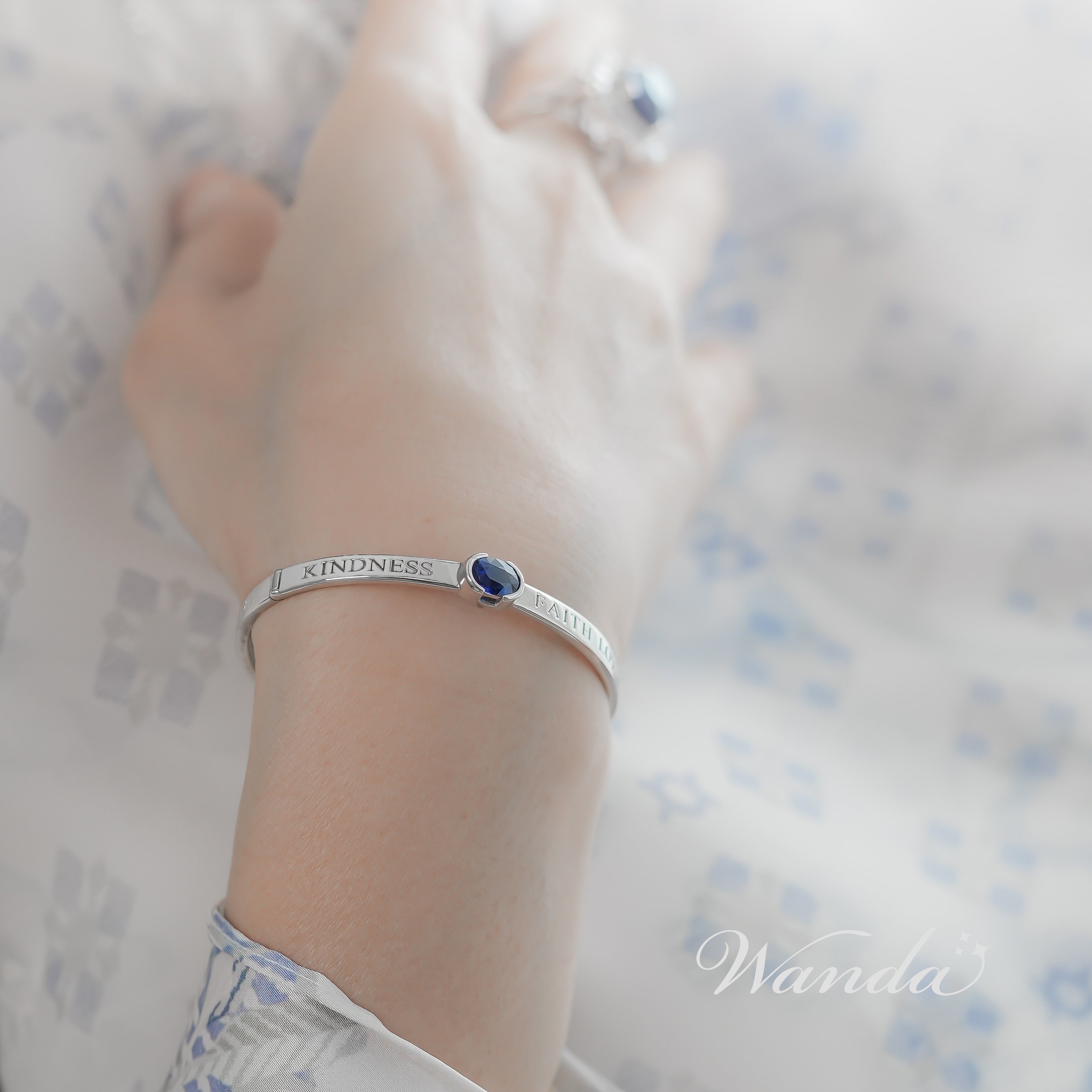 Bukan Sekadar Hiasan Pergelangan Tangan: Cerita Gelang, Aesthetic Stacking, dan Cara Gen Z Mengekspresikan Diri
